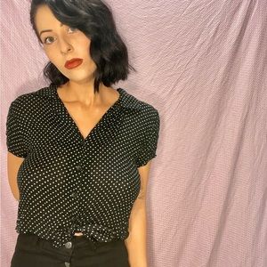 Polka dot collared button-down crop top with tie detail 🖤